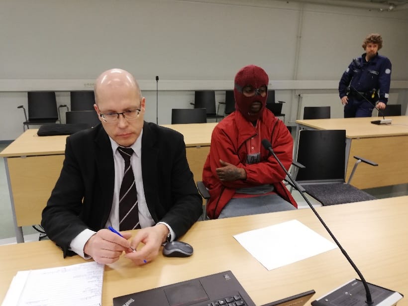 Raiskauksesta epäilty mies peitti oikeudessa kasvonsa kommandopipolla. Syytettyä olevaa miestä avusti oikeudessa varatuomari Matti Sarkkinen (vas.).