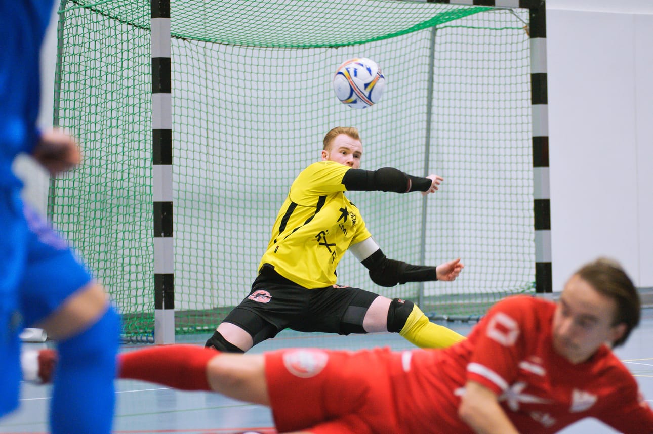 FC Kemin maalivahti ja kapteeni Lari Honkanen oli pallosateessa Leijona Futsalia vastaan.
