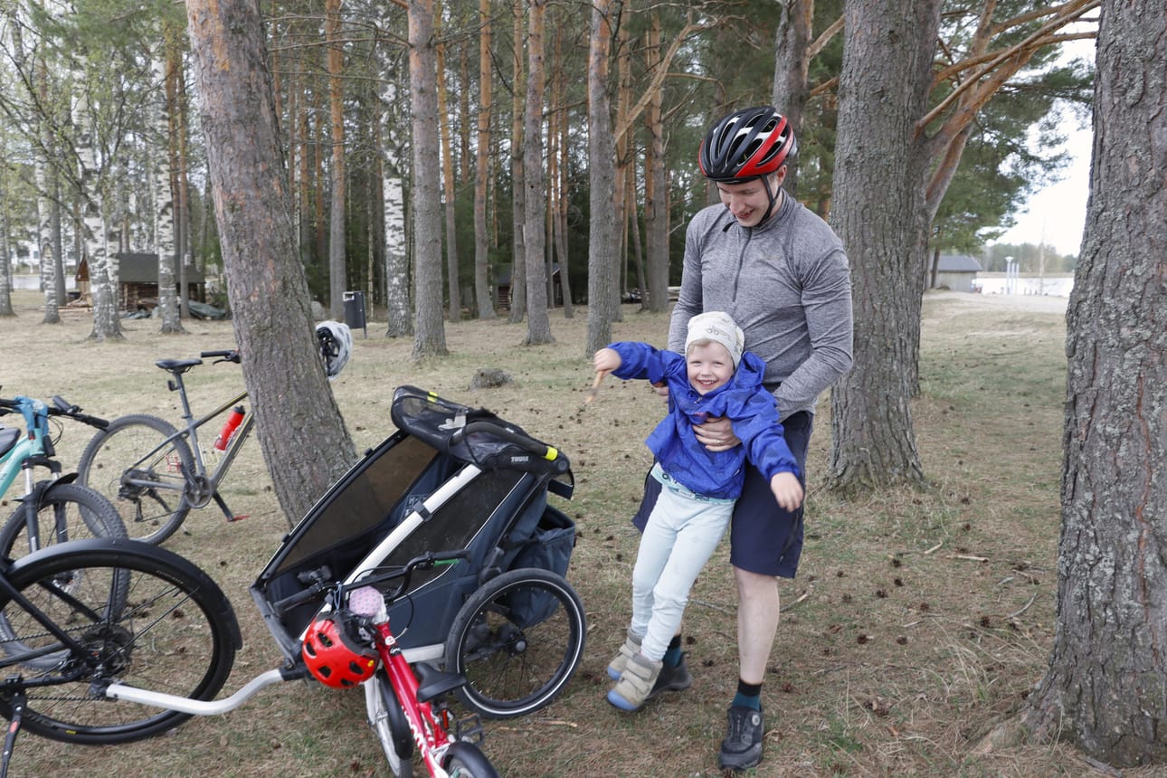 Jouni Laakso on käyttänyt shortseja jo jonkin aikaa, etenkin pyöräillessä ja lenkkeillessä. Myös lauantaina shortsit päätyivät jalkaan, kun hän pyöräili Joel-pojan kanssa Kyrkösjärvelle.