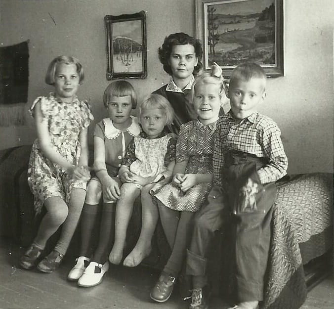 Rinteen tytöt Anna-äidin ympärillä kevätjuhlamekoissa n. v. 1955: (vas), Terttu, Tytti, Sisko, Leena ja Vesa uusissa farmarihousuissa,
