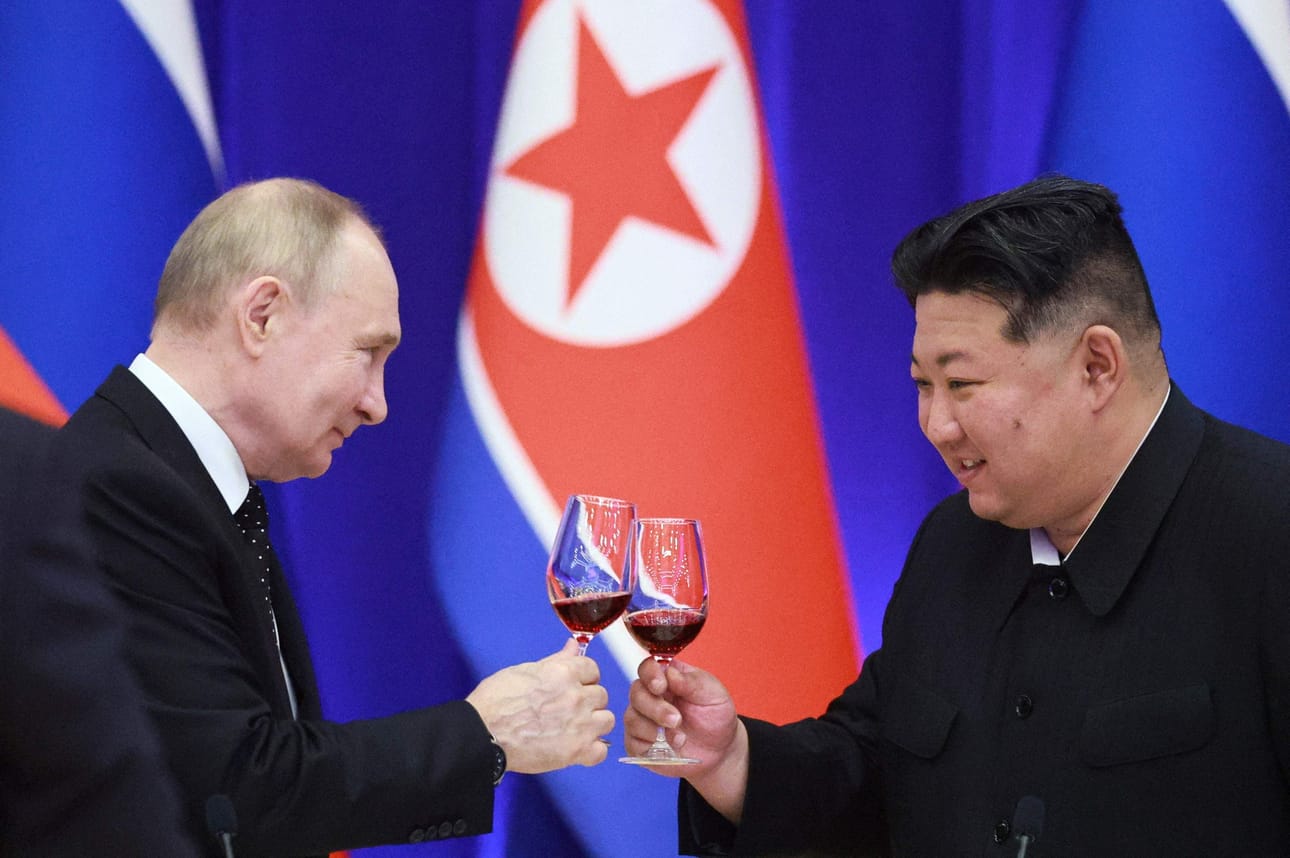 Venäjän presidentti Vladimir Putin (vas.) ja Pohjois-Korean johtaja Kim Jong-un (oik.) solmivat eilen yhteisen sopimuksen. Kuva on Venäjän valtiollisen uutistoimisto Sputnikin välittämä. LEHTIKUVA/AFP