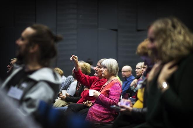 Vaskiluodon sillankorvassa asuvat Seija ja Risto Komulainen (punaisissa keskellä) murehtivat, kuinka vilkkaaksi liikenne muuttuu sillalla, kun Wärtsilä muuttaa Vaskiluotoon. Seija Komulainen huolehti myös Vaskiluodon pururadan kohtalosta, kun siellä on hyvä hiihtomaasto talvella. KUVAT: JARNO PELLINEN