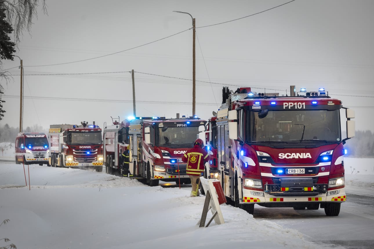 Tyrnävän navettapaloa sammuttamassa oli puolenpäivän aikaan noin kaksitoista pelastuslaitoksen yksikköä.