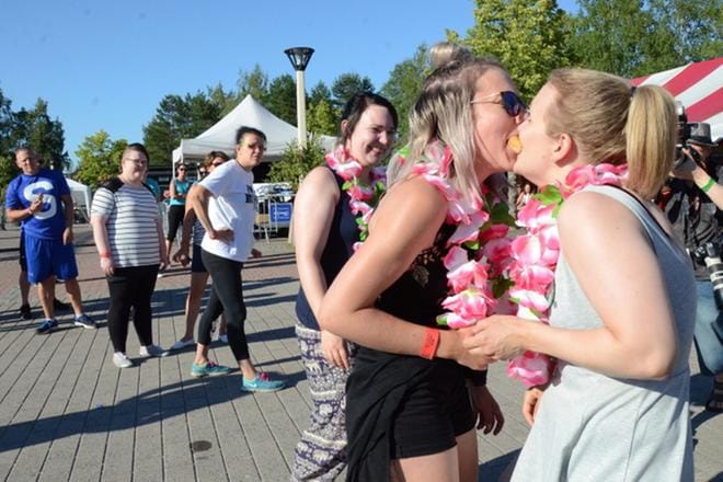 Satu Tammela, Jonna Saarela ja Johanna Saarela eli Eronneet ja karanneet osallistuivat leikkimieliseen Etko extreme -kisaan, jossa piti muun muassa syödä donitsi ilman käsien apua. KUVA: TIINA RANTAKOSKI