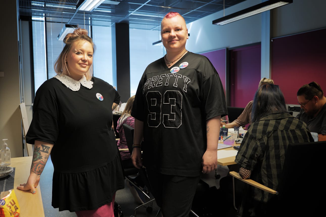 Anni Viitamäki, Seinäjoki Pride 2022 tapahtuman tuottaja ja Mikaela Kankaanpää, Lakeuden Sateenkaari ry:n jäsen avasivat turvallisemman tilan periaatetta. Viitamäki toivoo, että turvallisemman tilan ohjeistukset otettaisiin käytäntöön kaikkialla, ei vain vähemmistöille suunnatuissa tapahtumissa.