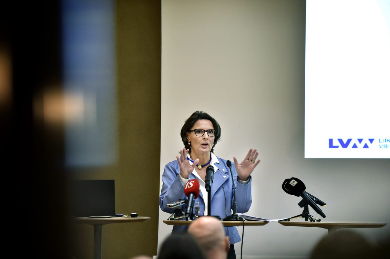 Muulle hallitukselle lähetetystä sähköpostiviestistä käy ilmi, että VM oli useaan otteeseen turhaan pyytänyt Anne Bernerin johtamalta liikenne- ja viestintäministeriöltä valmistelumateriaalia kommentoitavaksi tai perehdyttäväksi. Kun pyynnöt eivät olleet johtaneet tuloksiin, VM oli esittänyt vastalauseita ja varoituksia seurauksista, mutta nekään eivät olleet johtaneet VM:n ottamiseen mukaan selvitystyöhön tai tietojen toimittamiseen kansliapäällikkö Martti Hetemäelle ja valtiovarainministeri Petteri Orpolle (kok.).