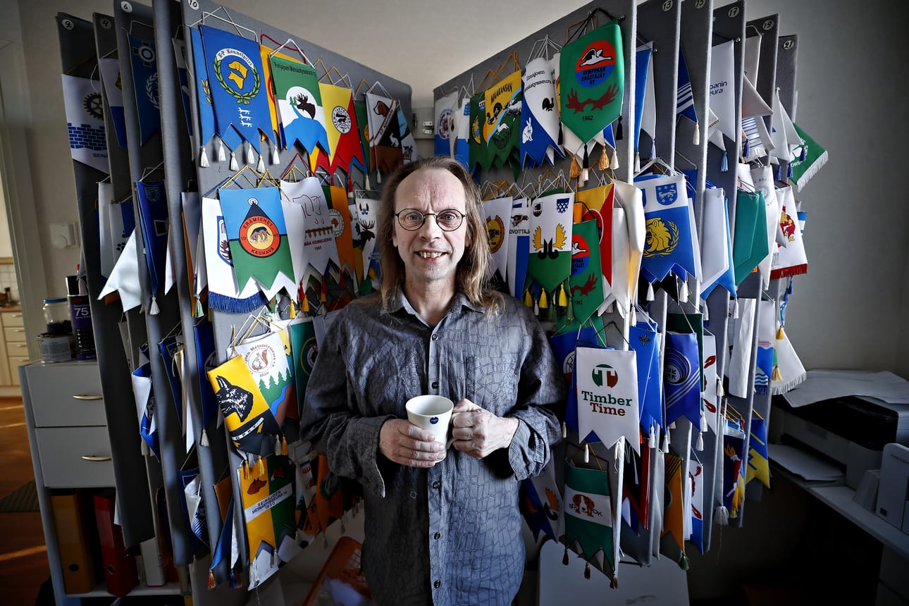 Jarkko Ojutkankaan näytetaulut ovat pullollaan tekemiään standaareja. – Niistä on kätevä näyttää mallia asiakkaille, tai jos tulee lisätilaus, minulla on malli valmiina.