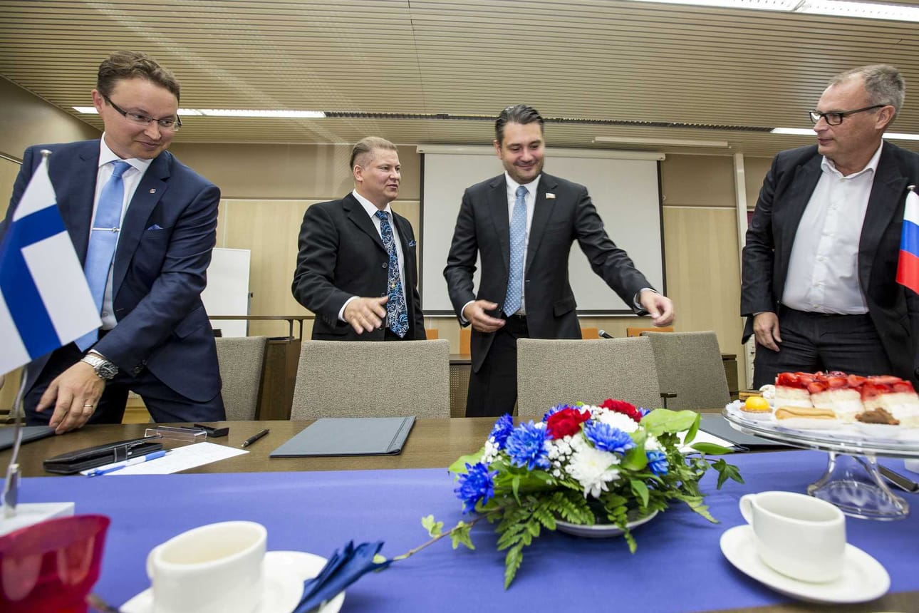 Eikun nimet kirjoihin ja toimeen. Ari Nurkkalan (vas), Matti Sorosen, Aleksey Ivanovin ja Jukka Puoskarin allekirjoittama ystävyystoimintasopimus on vasta lähtölaukaus yhteistyön vahvistamiseen.
