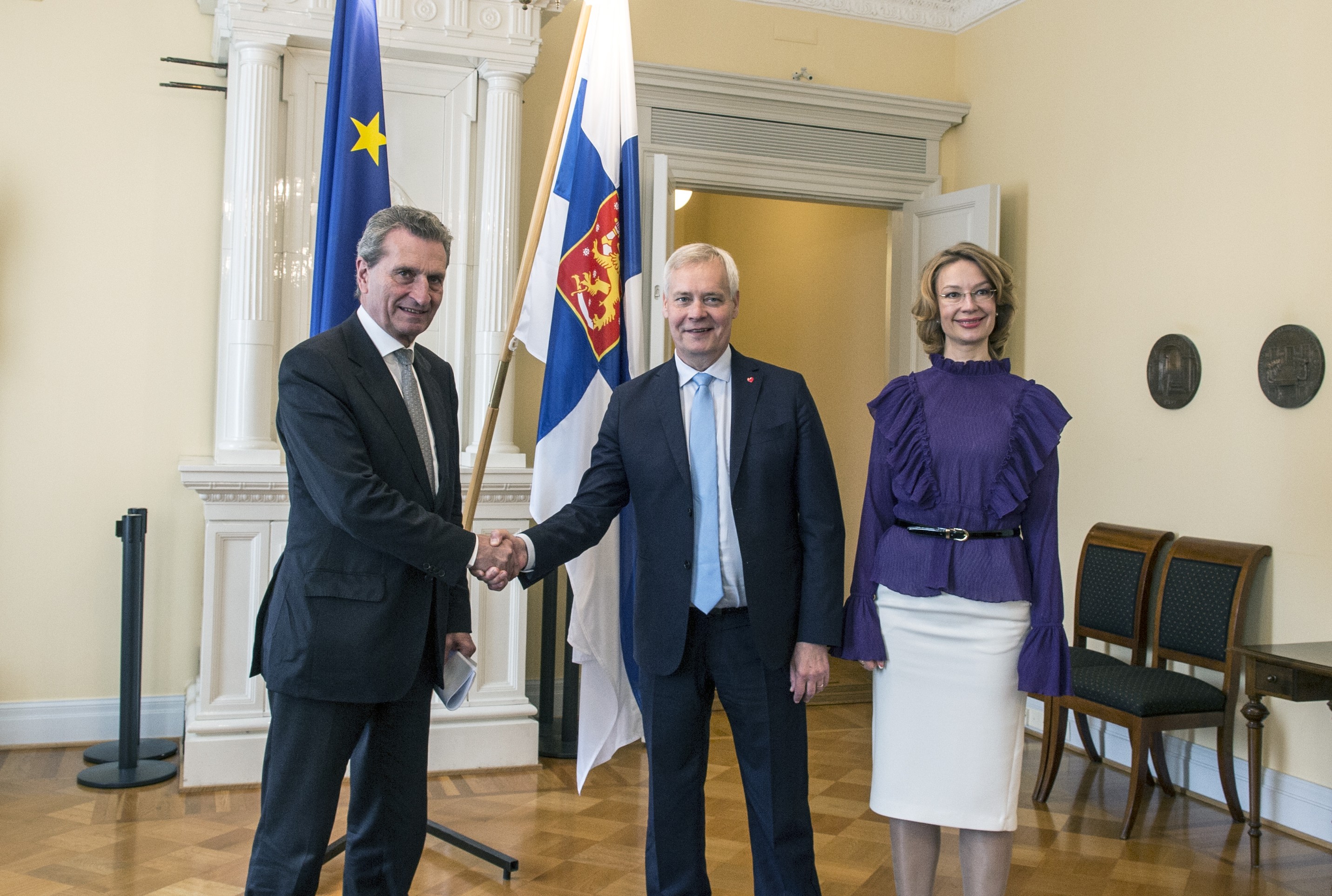Günther Oettinger, Antti Rinne ja Tytti Tuppurainen tapasivat Helsingissä myös toimittajia.