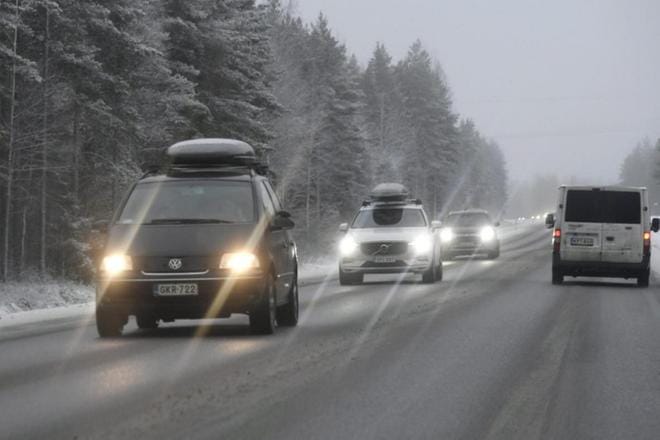Kokonaisuudessaan joululiikenteestä odotetaan rauhallista, sillä koronaviruspandemian vuoksi liikennemäärät ovat lähes koko vuoden ajan olleet tavallista vähäisempiä. LEHTIKUVA / MARKKU ULANDER