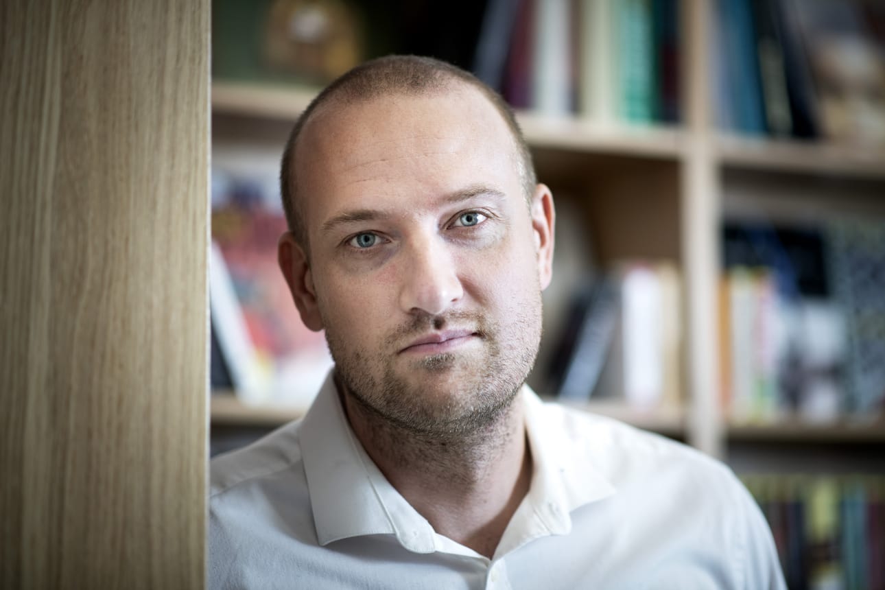 Max Seeck teki agenttinsa kanssa muutama vuosi sitten markkinatutkimuksen siitä, mitkä asiat kiinnostavat ulkomailla. "Nousussa olivat eksoottinen Suomi, pimeä Suomi, luminen Suomi, naispäähenkilö ja sarjamurhaaja."