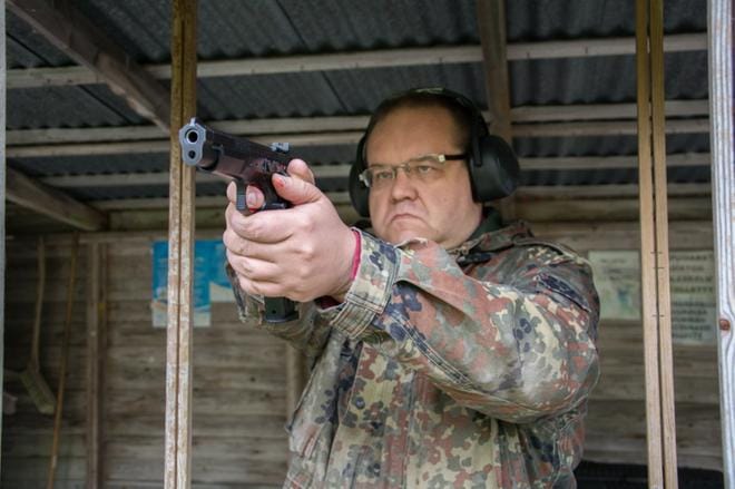 Jussi Maijala kehuu ammuntaa matalan kynnyksen harrastukseksi. Menestyminen edellyttää taitoa ja keskittymiskykyä, mutta laji ei ole fyysisesti vaativa. KUVA: JESSICA RISTIMÄKI