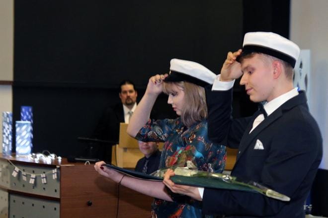 Kauhavan lukion syksyn ylioppilaat Johanna Karhunmaa ja Jere Kuokkanen. KUVA: JARMO VAINIONPÄÄ