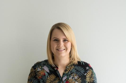 Aineenopettaja, FM Selma Närkki Kaustiselta on valittu Ähtärin eläinpuiston ympäristökasvattajaksi.