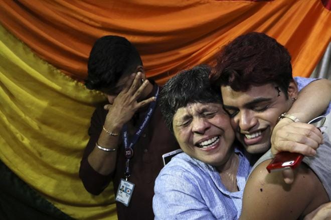 Ihmiset riemuitsivat Intian Mumbaissa torstaina kuultuaan, että homoseksin dekriminalisoinnista tuli totta. KUVA: Divyakant Solanki/EPA