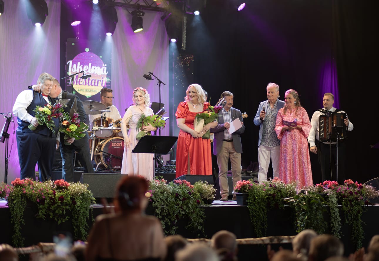 Katariina Koivusalo (kolmas vas.) ja muut finalistit nousivat lavalle yhdessä kuulemaan lopputulokset.