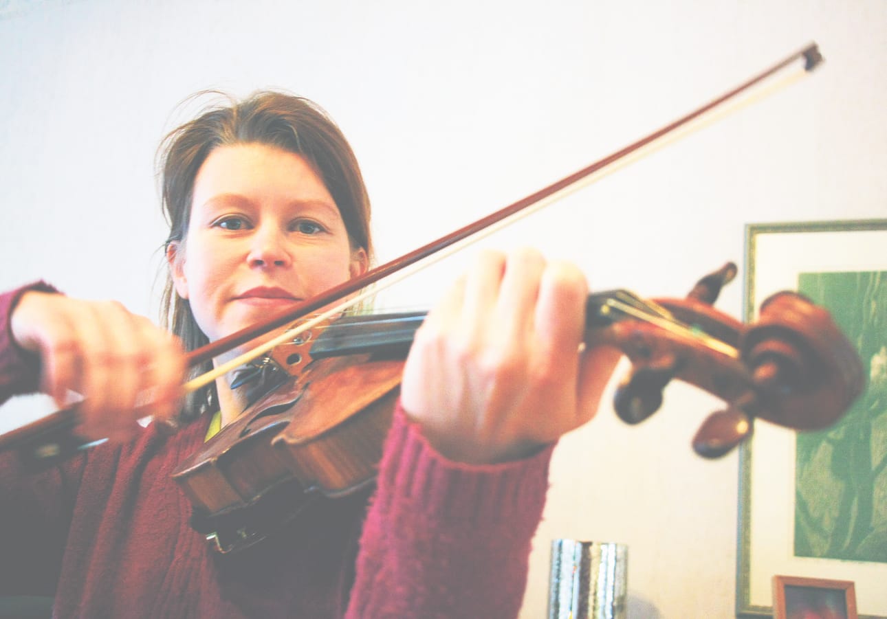 Musiikin on oltava kokonaisvaltainen kokemus, tähdentää Henna Nabb.