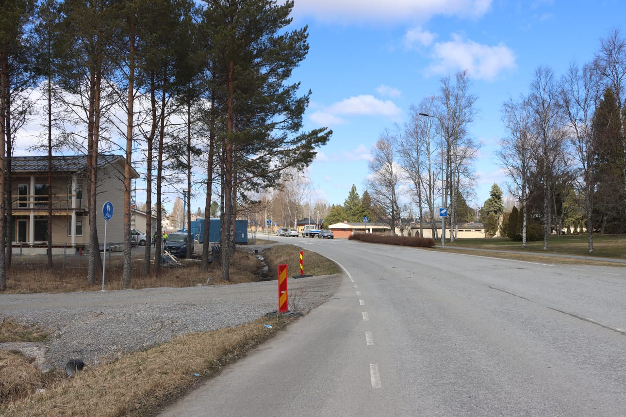 Yksi hyväksytyistä katusuunnitelmista koskee kevyen liikenteen väylän rakentamista Peurantielle uuden luhtitalon kohdalle.