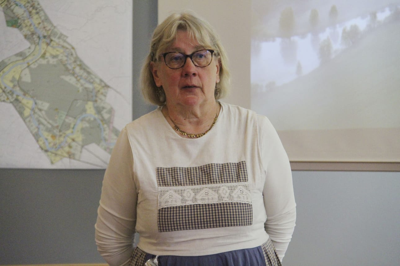 Tuula Aitto-oja toimii yhdyshenkilönä Pyhäjoki-aiheisen aineiston tallentamisprojektissa Oulaisissa.