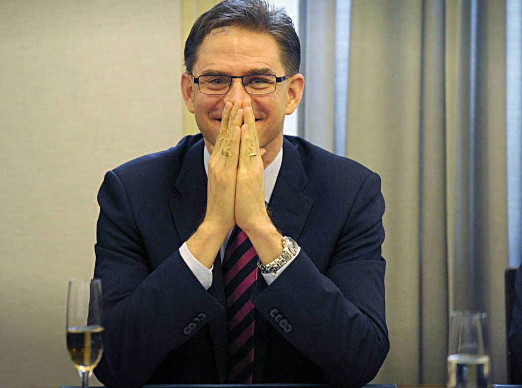 Nauravan pääministerin otsaa koristi maanantaina seitsemän tikkiä.