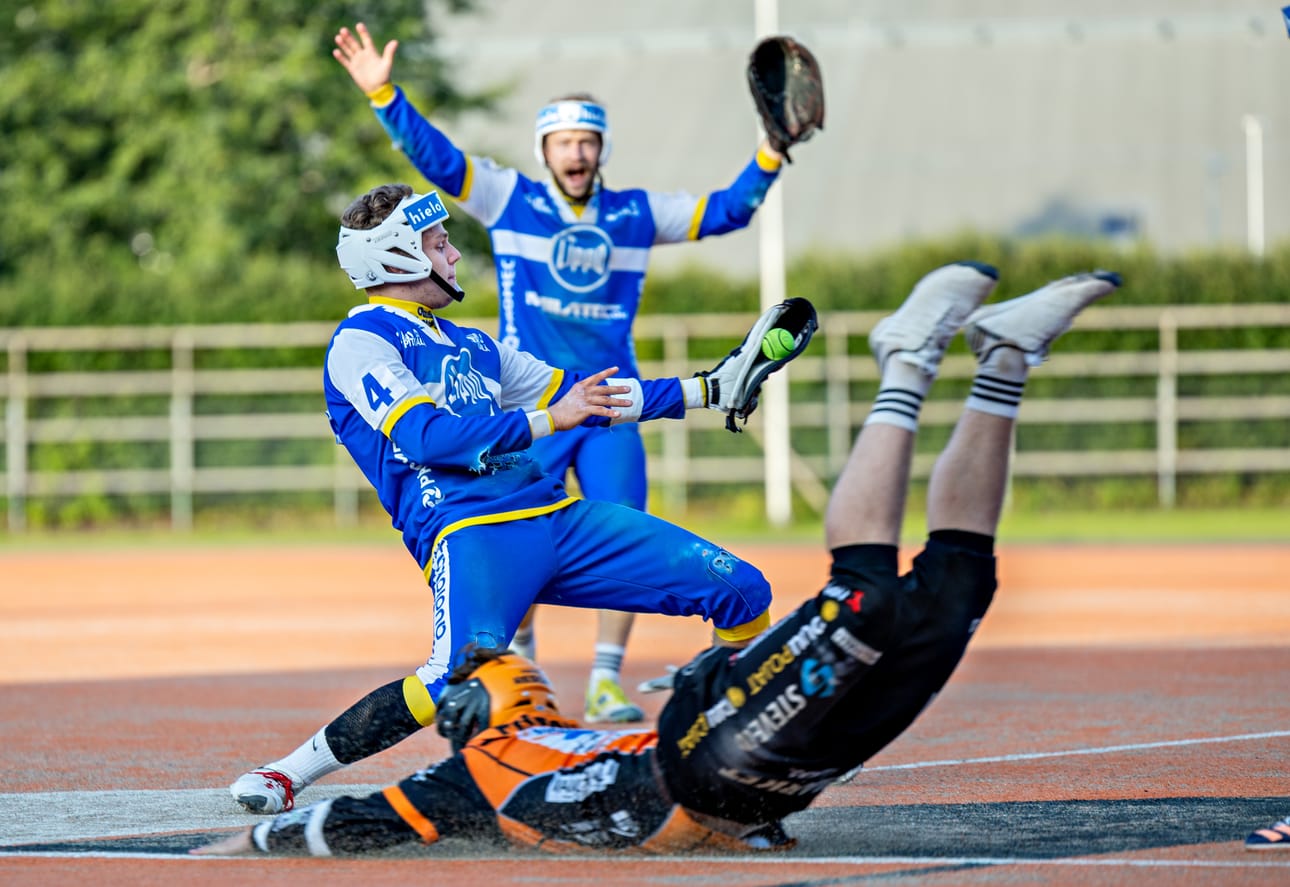 Lipon Veeti Kokko tyylittelee pallon räpyläänsä palon arvoisesti.