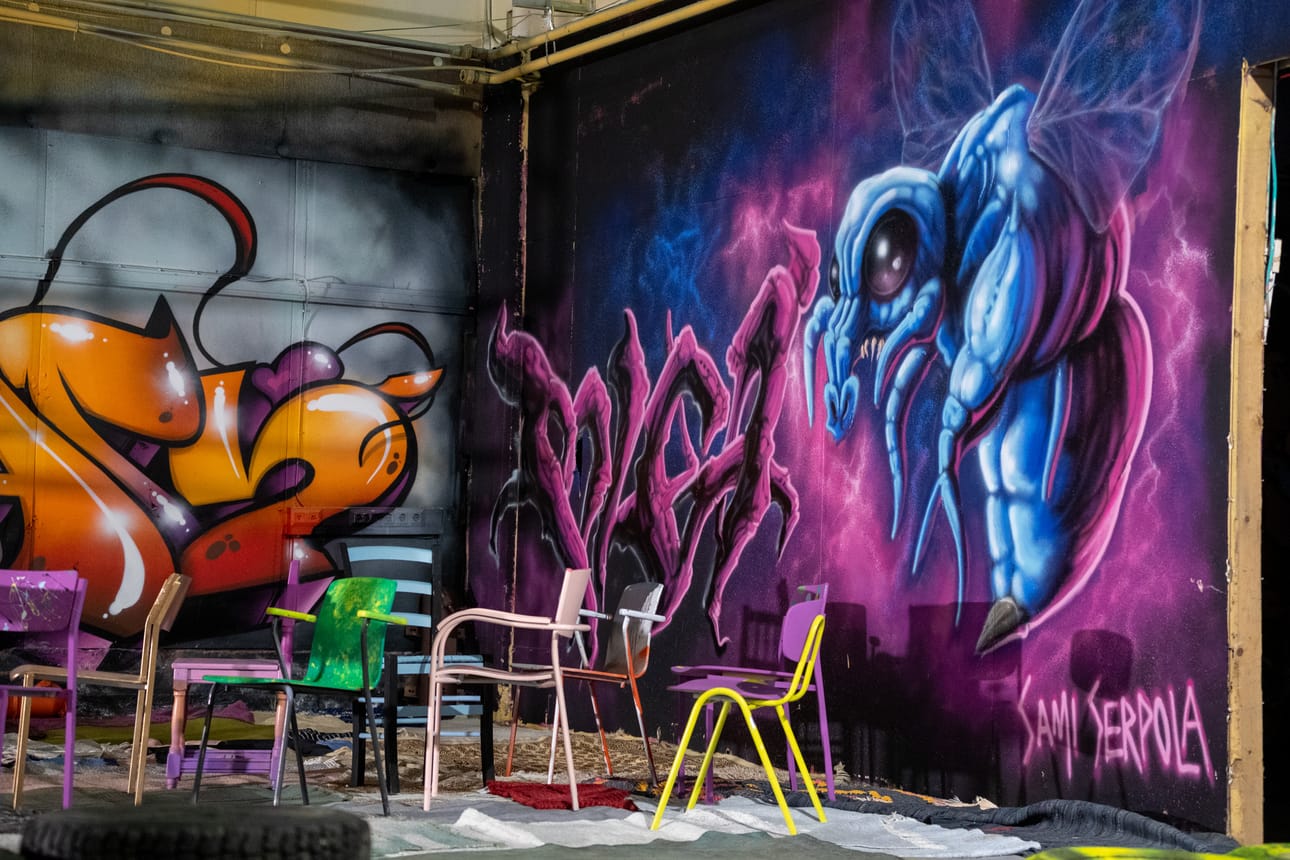 Seinäjoen Graffitilandiassa on töitä kymmeniltä katutaiteilijoilta Suomesta ja ulkomailta. Sami Serpolan hyönteisaiheinen maalaus kiehtoo ja vetää puoleensa.