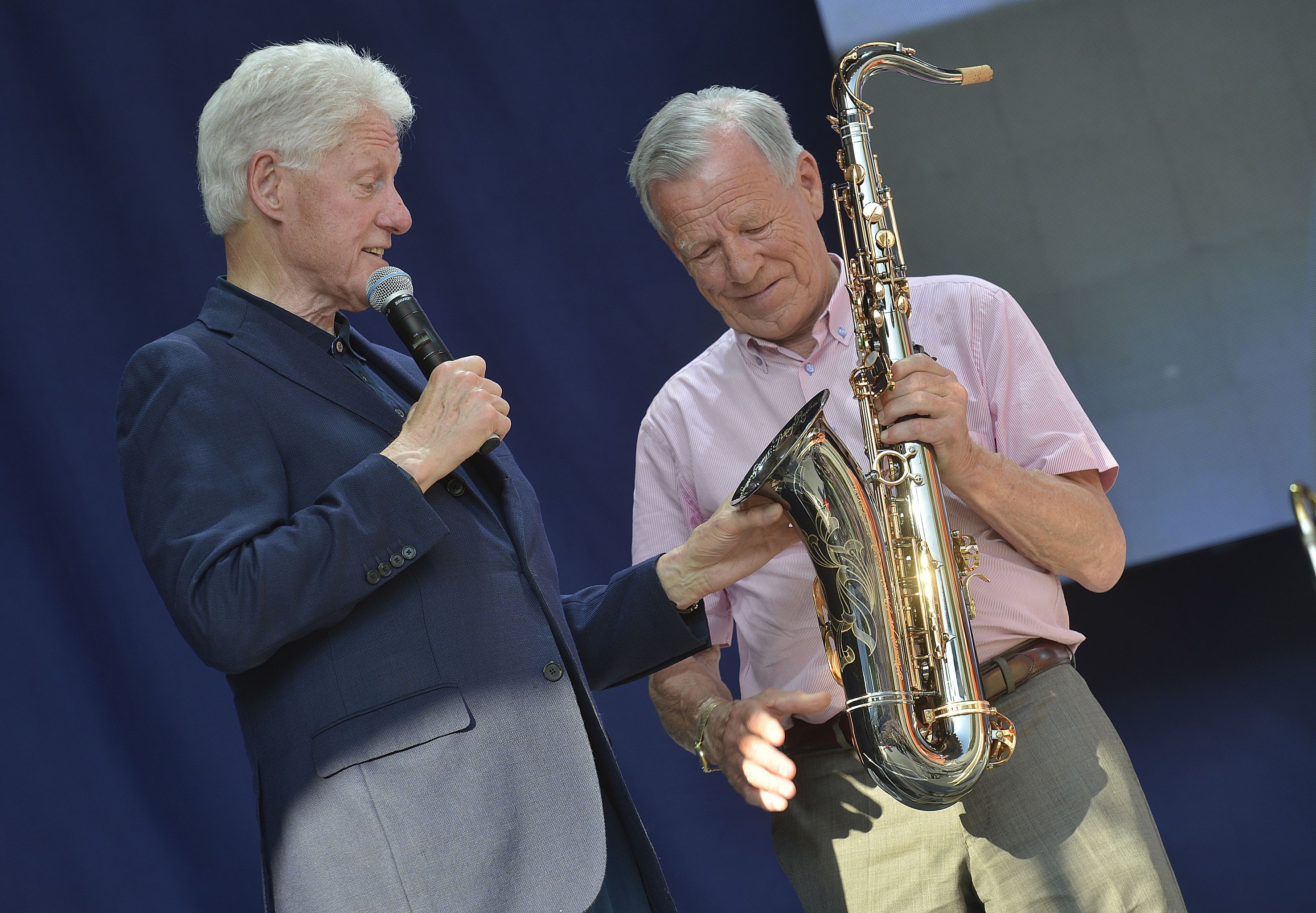 Anders Wiklöf antoi Bill Clintonille syntymäpäivälahjaksi saksofonin. Clinton täyttää muutaman viikon kuluttua 73 vuotta.