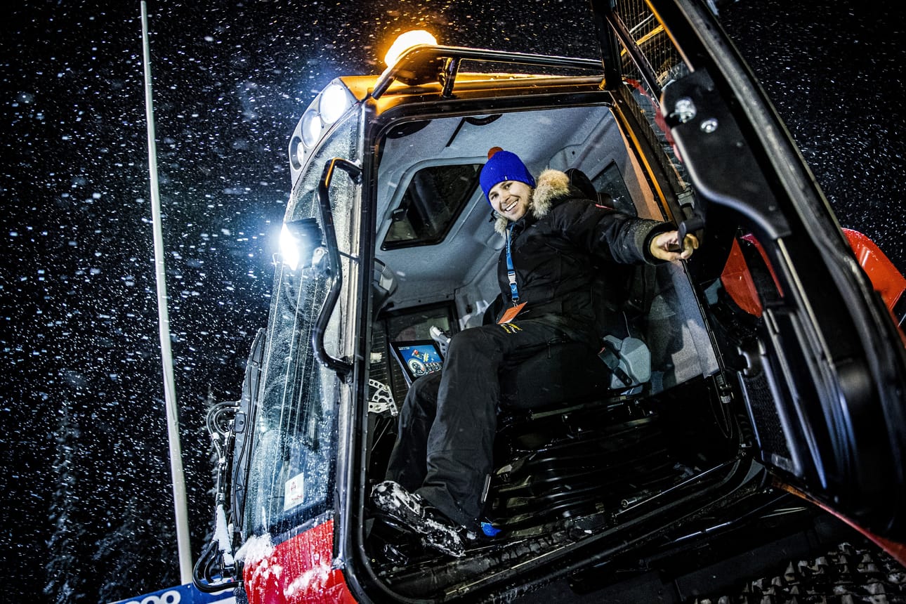 Arkistokuvassa Aleksi Heikkala Rukalla latukoneen ohjaimissa vuonna 2019.