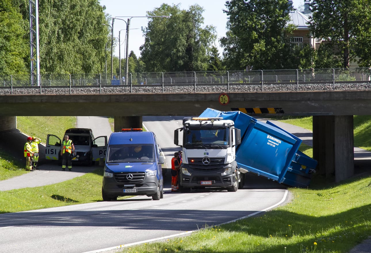 Rekan kyydissä ollut pakkauslaite tippui tielle.