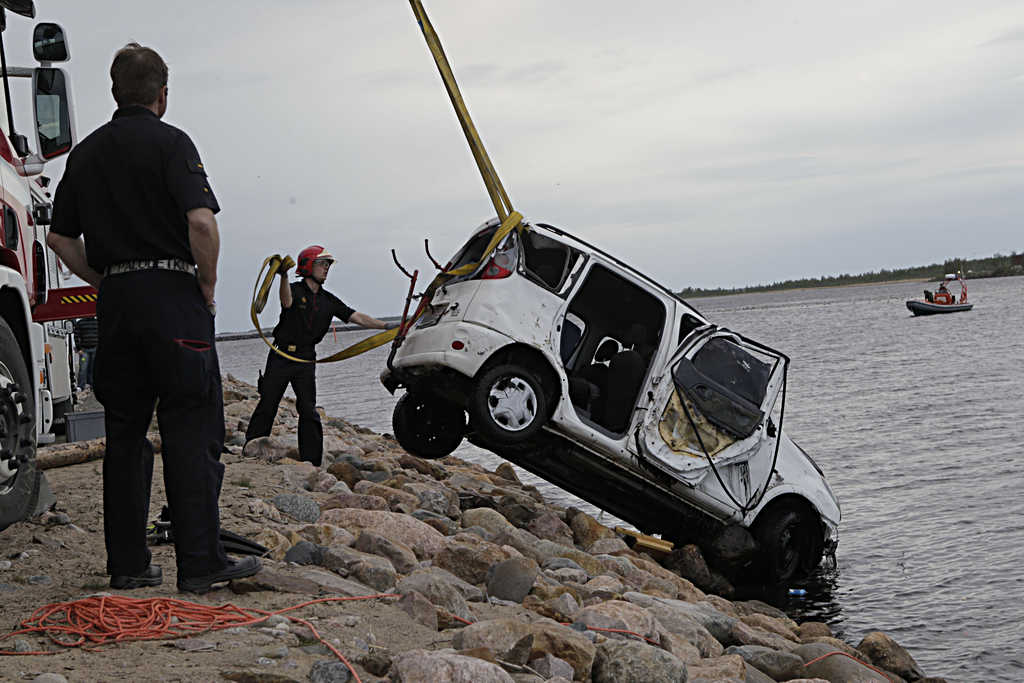 Mereen syöksynyt auto nostetiin kuivalle maalle tiistai-iltana.