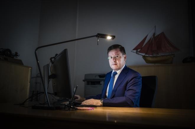 –Erimielisyyksistämme huolimatta Bouanane kiitti minua kuitenkin oikeusprosessin jälkeen, hän paljastaa. Gummerus kuvaa joka aamu työhuoneensa parvekkeelta Hämeenkadun molempiin suuntiin tallentaakseen Tampereen raitiovaunutyömaan etenemisen. KUVA: