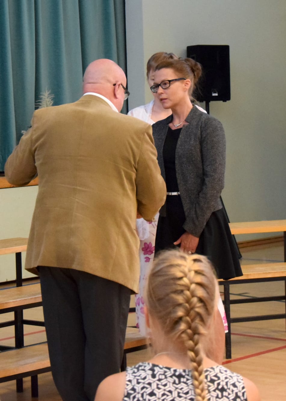 Siikalatvan vuoden kylän Savalojan edustajia onnittelemassa kehitys- ja tekninen johtaja Aimo Lehmikangas. Kunniakirjan vastaanottivat Savalojan kyläyhdistyksen puheenjohtaja Merja Karvonen ja sihteeri Eija Tuomaala.