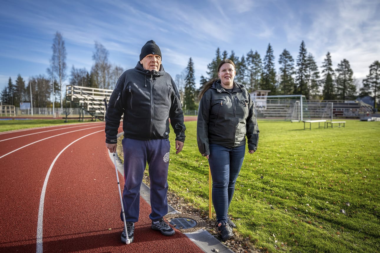 Soinin Kepeät kierrokset -kampanjan innoittajana oli Kari Kylmäkorpi, joka vakavasta näkörajoitteisuudesta huolimatta käveli radalla parhaan tuloksen. Kuvassa myös Merja Korpela.