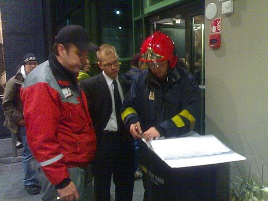 Teatterivastaava Markus Lääkkö (keskellä) selvitteli tapausta illalla palomiehen kanssa.