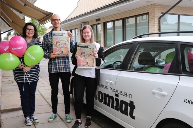 Kesälehti on ilmestynyt! –Ja Komiat-auto on pestynä ja puunattuna valmiina starttaamaan kohti Kortesjärven tämänpäiväistä kaupungin ja lehden yhteistä toritapahtumaa, tuumaavat markkinointipäällikkö Johanna Laurila ja toimittaja Akseli Kangas. TET-harjoittelija Maiju Lammi on auttanut toritapahtuman järjestelyissä. KUVA: MARIANNE LÄHDE
