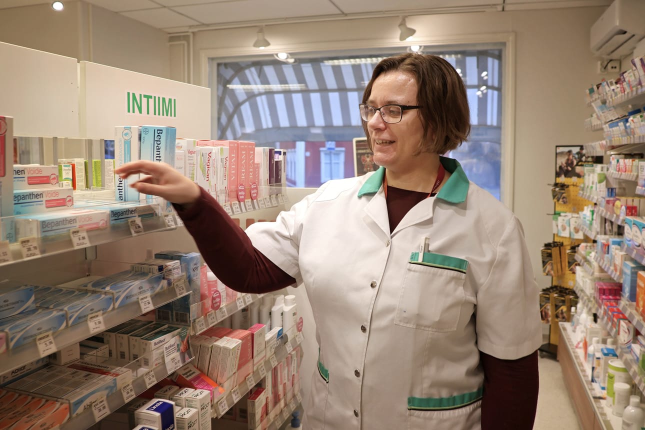 Ylihärmän Apteekin apteekkari Sonja Komsi uskoo selviävänsä säästöuudistuksista. – Luotan, että lääkkeitä ja ammattitaitoamme tarvitaan tulevaisuudessakin. Toivon, ettei alalla tulisi konkursseja lakimuutosten vuoksi.