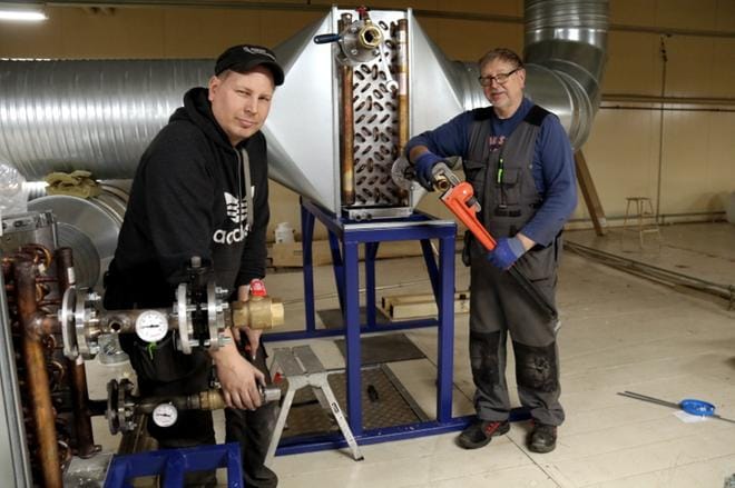 Erkki Keskinen (oik.) ahkeroi työkohteissa ”kesäpoikana” ilman omistajan vastuuta. Matias Keskinen otti isänsä perustaman yrityksen hoitoonsa sukupolvenvaihdoksella vuonna 2007. KUVA: ANU NAHKALA