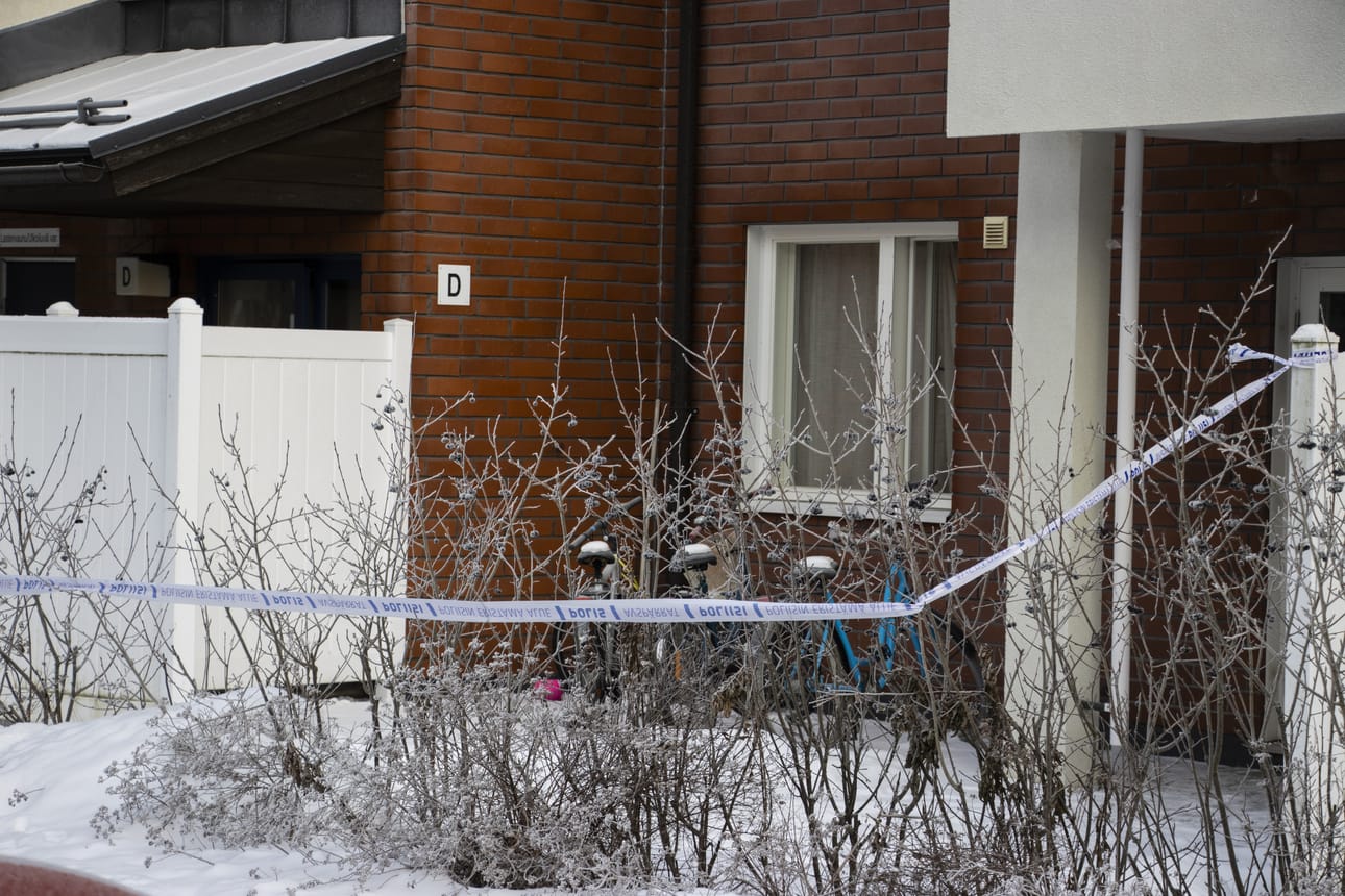 Poliisin nauhat rajasivat maanantaina Marttilantiellä yhden talon rapun edustaa.