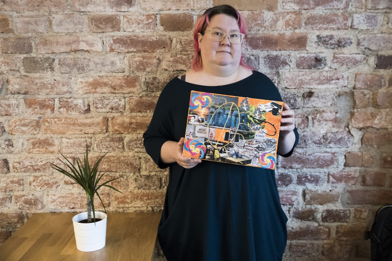 Tutkijatohtori Saara Särmä leikkaa ja liimaa keittiössään feministisiä kuvakollaaseja lahjoiksi tohtoreiksi väitteleville ystävilleen. Niistä syntyi idea myös omaan väitöstutkimukseen.