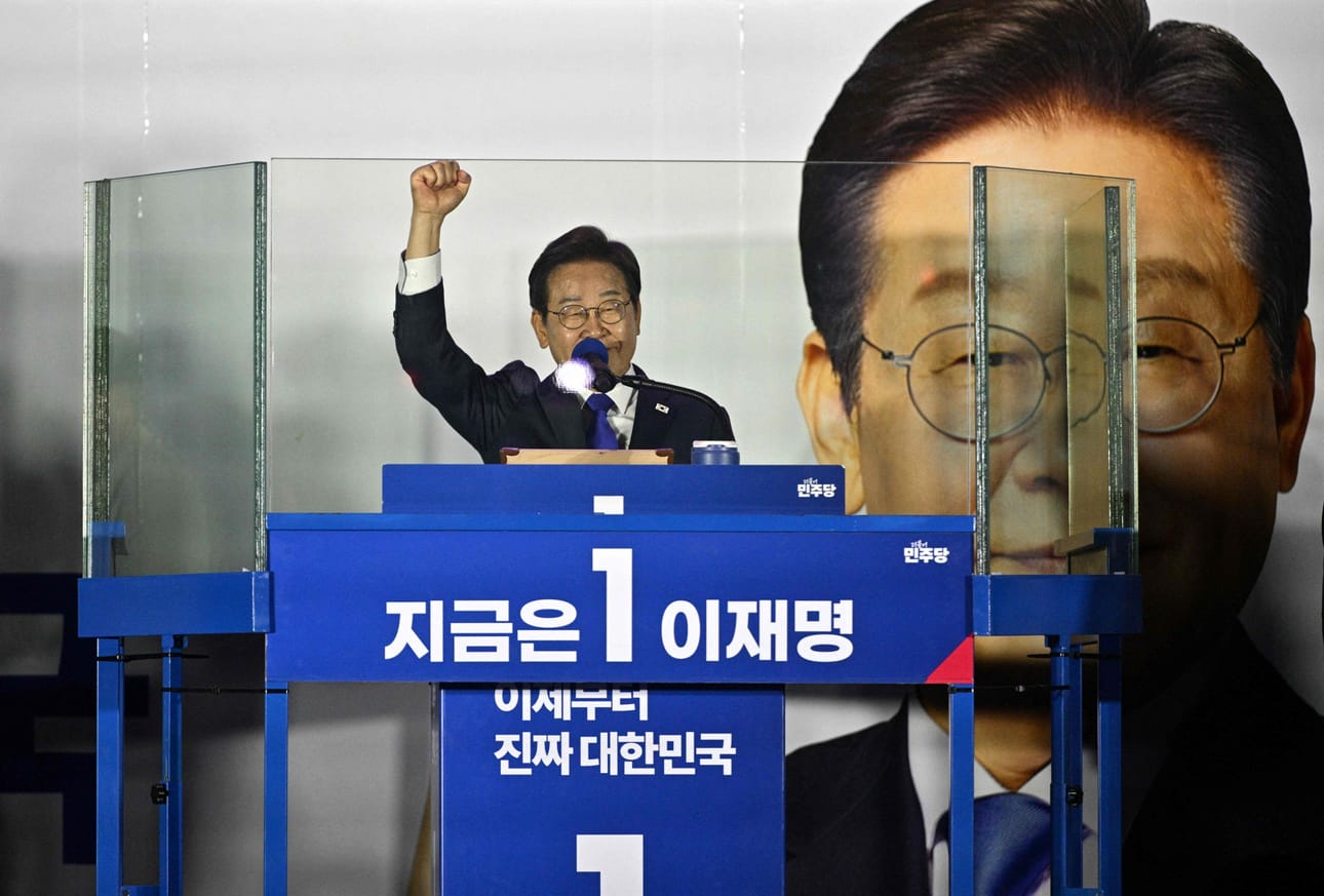 Tukijoilleen pitämässä puheessaan tuore presidentti Lee Jae-myung vetosi eteläkorealaisia aloittamaan uuden alun. LEHTIKUVA/AFP