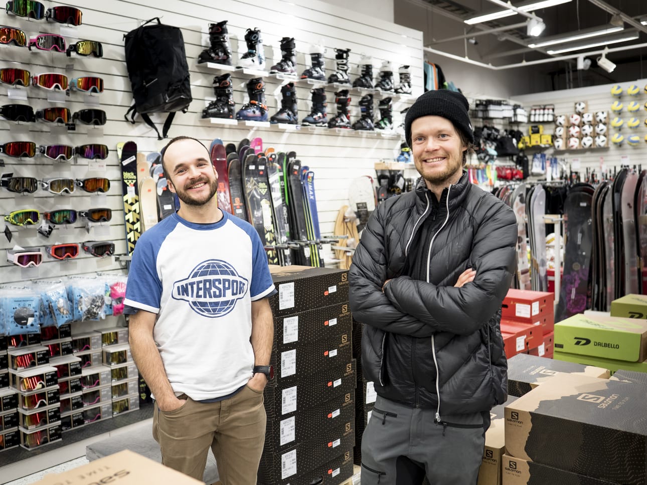 "Ensimmäinen Arctic Weekend vuonna 2017 pystyttiin pyöräyttämään tasan sen ansiosta että Intersport lähti silloin mukaan tukemaan meitä", toteaa Antti Autti (oik.), Arctic Weekendin toinen perustaja. Vieressä Intersportin Ville Puominen.