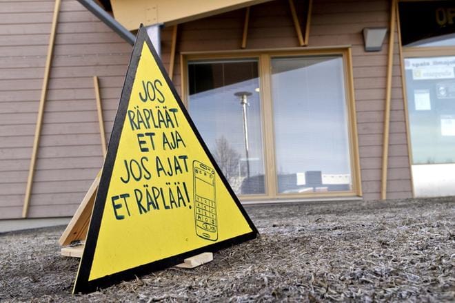 Seppälän nuorisotalon pihamaalle ilmestyi teemaan liittyviä liikennemerkkejä. Kuvat: Heikki Hakanen