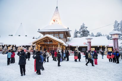 Matkailijat eivät miellä Nelostietä päätieksi ja ylittävät sen – ely-keskus laski nopeusrajoitusta Joulupukin Pajakylän kohdalla Rovaniemellä