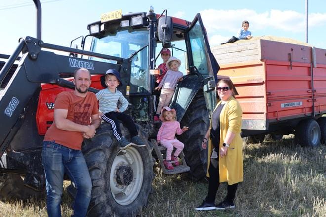 Veli-Matti ja Miia Penttilän perheessä on kuusi lasta. Kuvassa ovat Juhani, Josefiina, Aliisa, Lilja ja Eino. Vanhin lapsista eli Iida asuu omillaan Vaasassa. KUVA: HENNA NEVALA