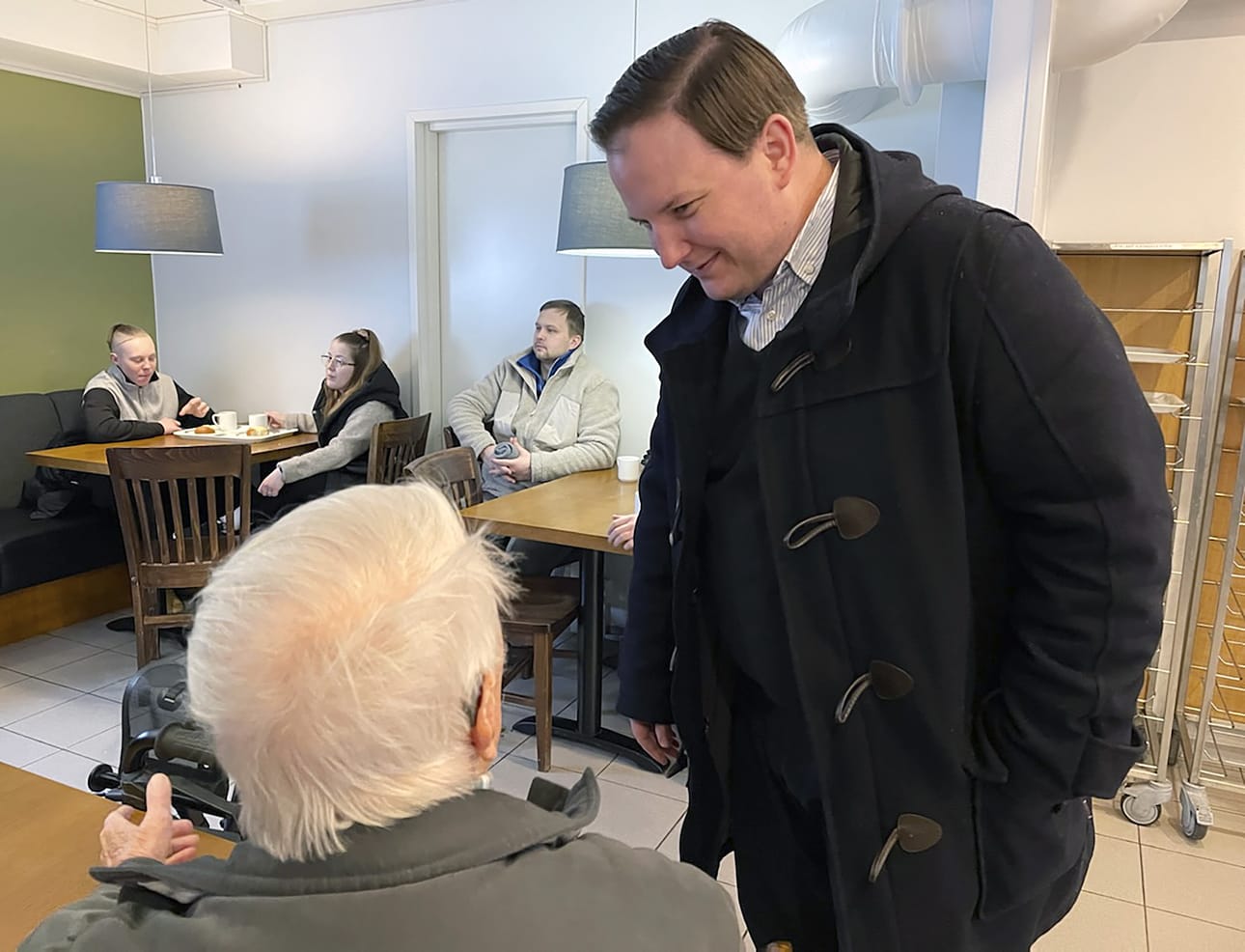 Kansanedustaja Janne Heikkinen puhutteli oulaistelaisia paikallisella huoltoasemalla.