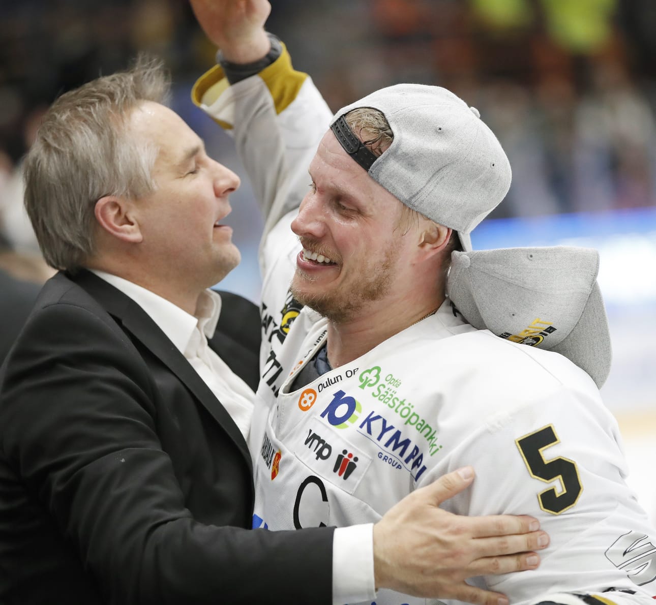 Toimitusjohtaja Tommi Virkkusen ja kapteeni Lasse Kukkosen mestaruushalauksessa oli paljon tunnetta. Kärpät ratkaisi mestaruuden kuudennessa finaalissa viime torstaina.
