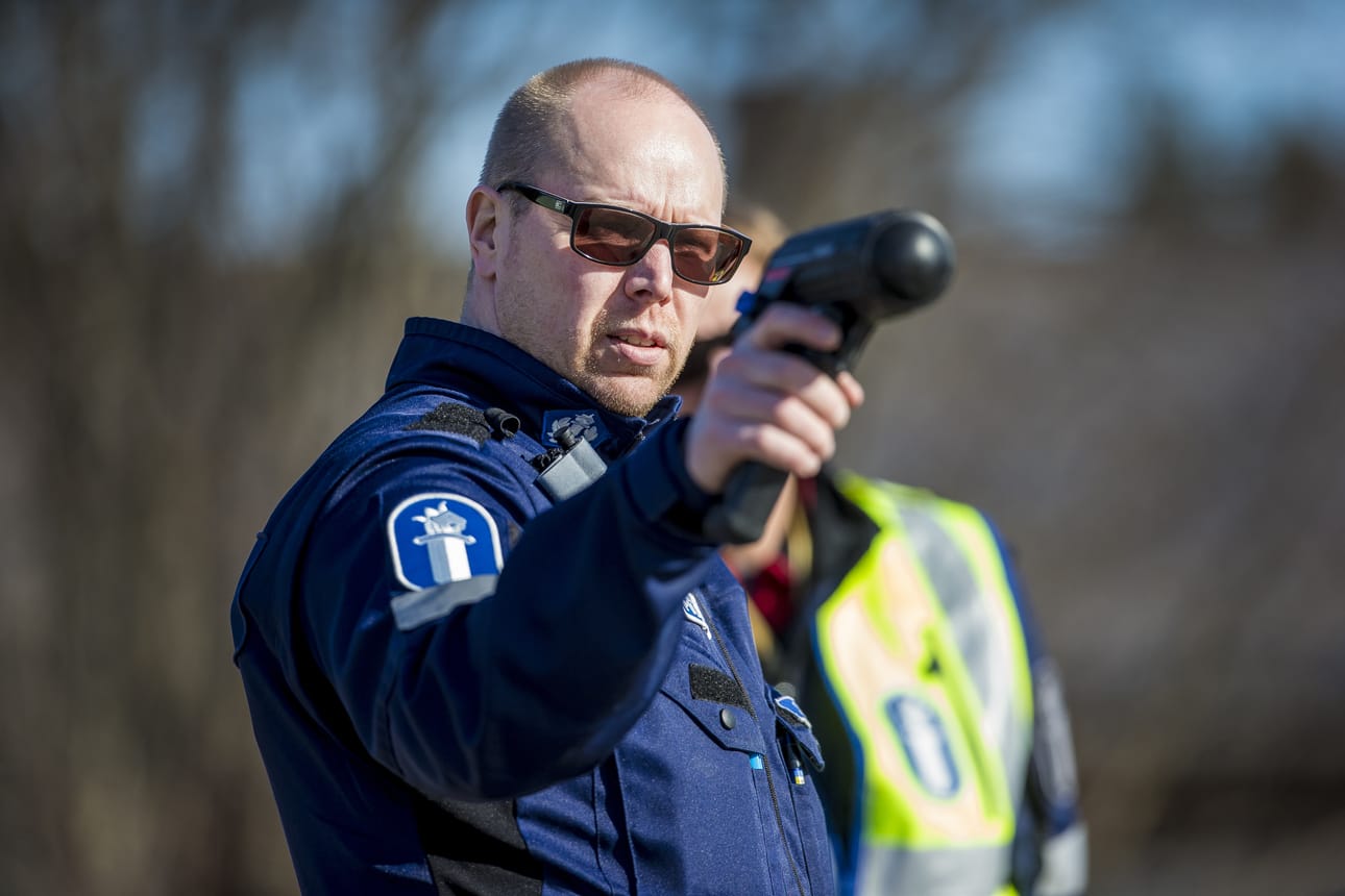 Vanhempi konstaapeli Harri Säily valvoo työparinsa Jukka-Pekka Ojalan kanssa nopeuksia Raahessa ja koko Jokilaaksojen alueella.