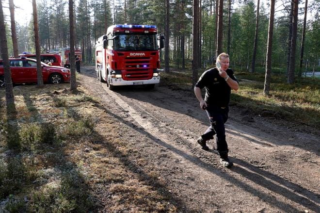Pelastuspäällikkö Petri Järvensivu arvelee, että palon sammutuksesta tulee pitkä työmaa. KUVA: JORMA HAVULA