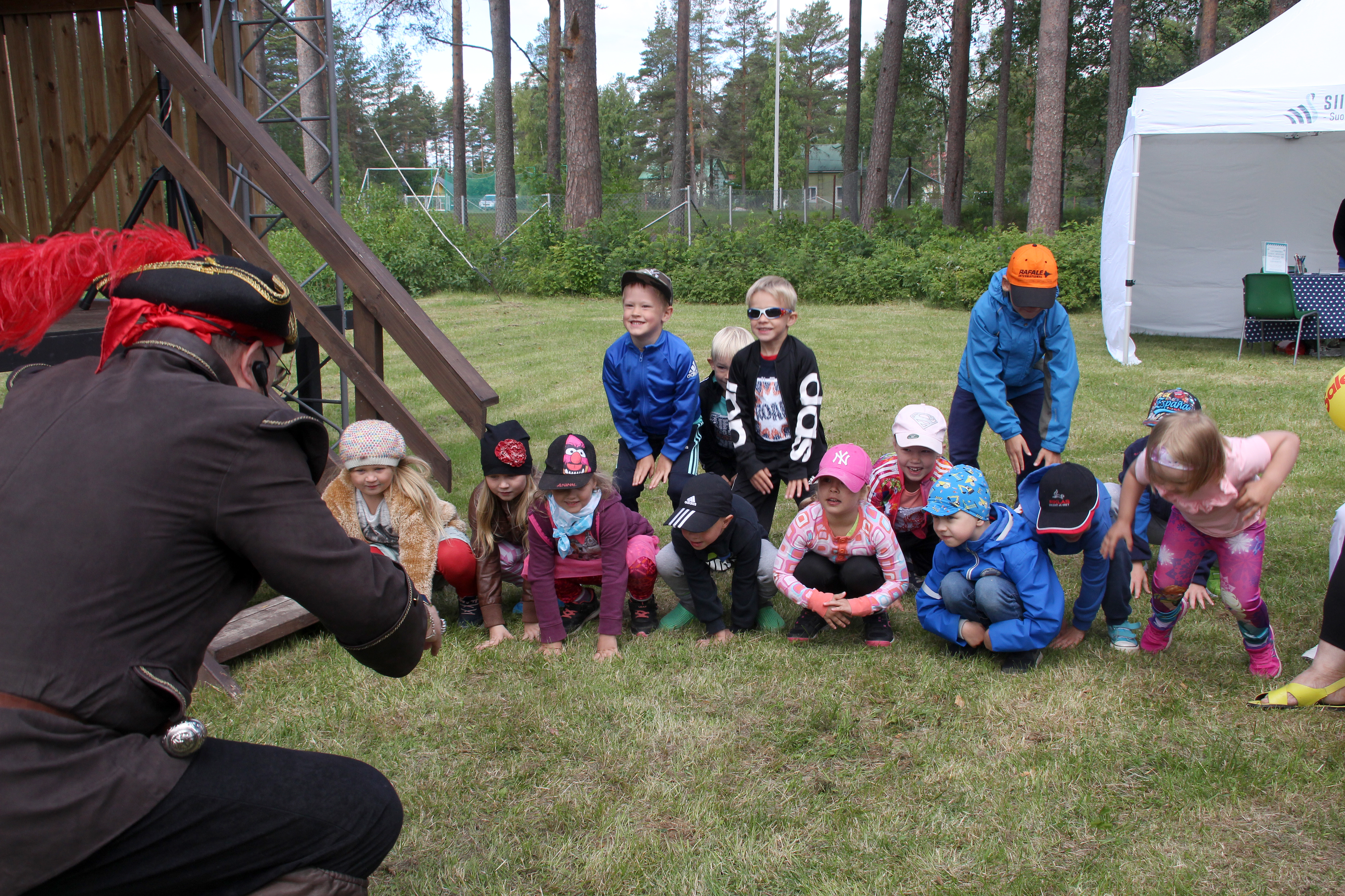 Kapteeni käskee, pomppikaa kuin sammakot! Ja lapsethan pomppi Kapteeni Kaskelotin käskystä jos millä tavalla.