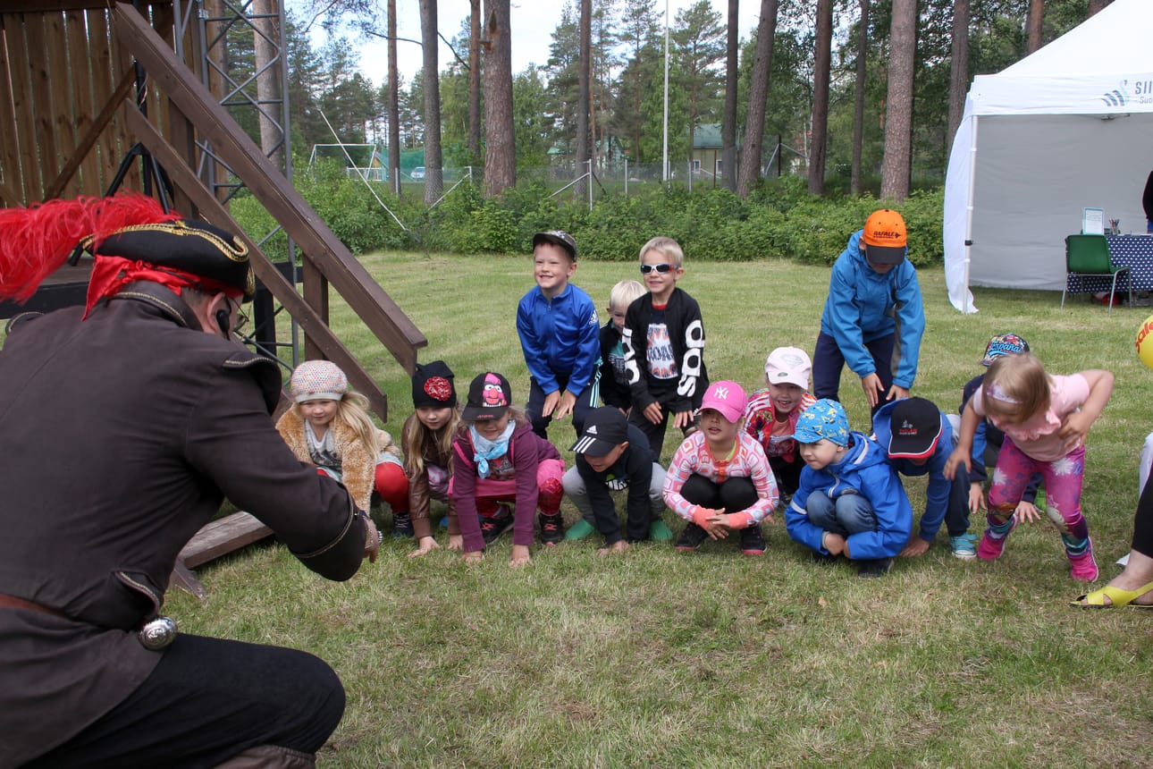 Kapteeni käskee, pomppikaa kuin sammakot! Ja lapsethan pomppi Kapteeni Kaskelotin käskystä jos millä tavalla.